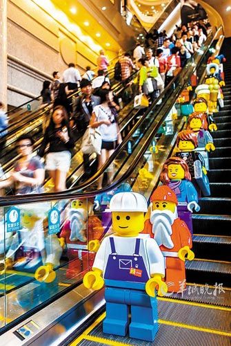 香港時代廣場今年推出樂高圣誕村，樂高人偶烘托節(jié)日氛圍