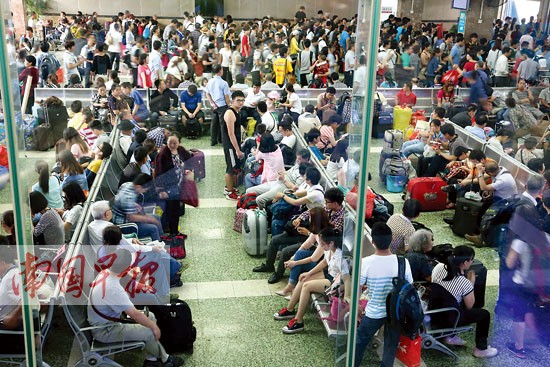 “三月三”旅游火爆 景區(qū)現(xiàn)客流高峰 “三月三”旅游火爆 景區(qū)現(xiàn)客流高峰