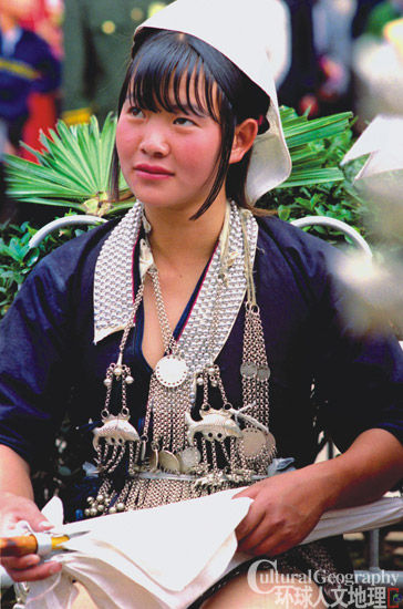 服飾很獨特,酥胸半露 服飾很獨特,酥胸半露