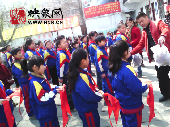 　　“韓胖子”千只茶香雞茶香鴨捐贈環(huán)衛(wèi)工人、農(nóng)民工學(xué)子和鄭州市社會福利院。