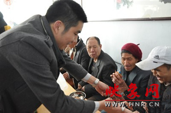 　　“韓胖子”千只茶香雞茶香鴨捐贈環(huán)衛(wèi)工人、農(nóng)民工學(xué)子和鄭州市社會福利院。