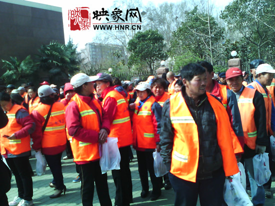 　　“韓胖子”千只茶香雞茶香鴨捐贈環(huán)衛(wèi)工人、農(nóng)民工學(xué)子和鄭州市社會福利院。