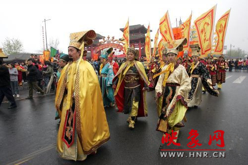 　　3月30日上午,開封市舉行2013中國(開封)清明文化節(jié)踏春巡游活動?！?　　