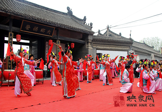 游客參觀清明小長假新推出的本土特色節(jié)目《鼓樂迎賓》。