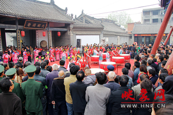 游客參觀清明小長假新推出的本土特色節(jié)目《鼓樂迎賓》。