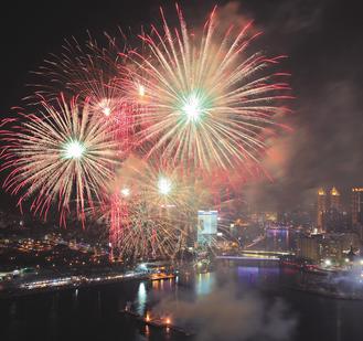 高雄藝術節(jié)在光榮碼頭海面施放海港煙火,燦爛奪目的火花非常壯觀。圖片來源: 臺灣