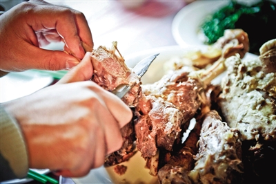 在西北大多數(shù)地區(qū),手抓肉是最普遍最經(jīng)濟的羊肉吃法。