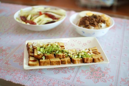 　　對于一碗鹵肉飯來說,完全不需要濃墨重彩的配其他煎炸食物,只需要搭上清爽的豆干、爽口的蘿卜即可。