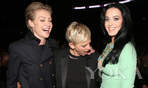 艾倫·德杰尼勒斯(Ellen DeGeneres)同志請注意你的節(jié)操，你老婆還在旁邊看著呢