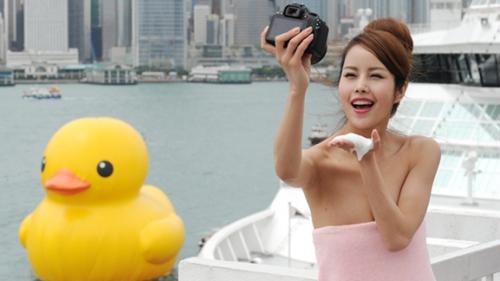 港嫩模僅圍浴巾與“大黃鴨”合影 港嫩模僅圍浴巾與“大黃鴨”合影