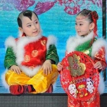 鄧鳴賀(左)在春晚上。 鄧鳴賀(左)在春晚上。