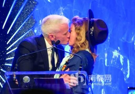 16日，麥當(dāng)娜在紐約舉行的第24屆同志媒體獎頒獎禮上，頒獎給美國CNN主播安德森-庫珀，獲對方獻(xiàn)吻