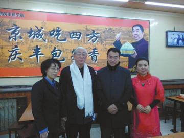 吳頌今（左二）、王樹(shù)才（左三）、談芳兵（右一）與店長(zhǎng)合影。