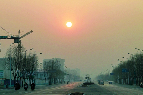 昨日天空放晴，雖然天還不是那么藍(lán)，但也給大家?guī)?lái)好心情。