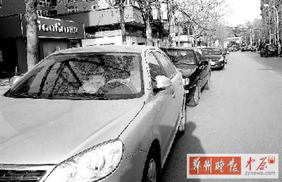 友愛路，路邊停了一排車，本來不寬的路就變得更窄了。
