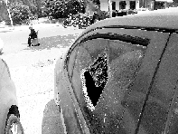 有個(gè)人晃了一圈后，寶馬、現(xiàn)代、越野的車窗都“長(zhǎng)”出大窟窿