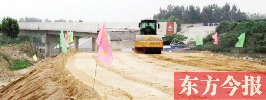 　昨日，正在施工中的鄭州市文化路與連霍高速互通式立交