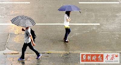 昨天傍晚，市民在雨中行走。
