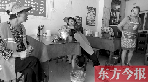 7月30日下午，鄭州市建設(shè)路一家面館老板毋女士，給兩位環(huán)衛(wèi)工端水解暑