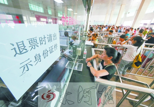 洛陽火車站退票窗口前，一名乘客正在退票。