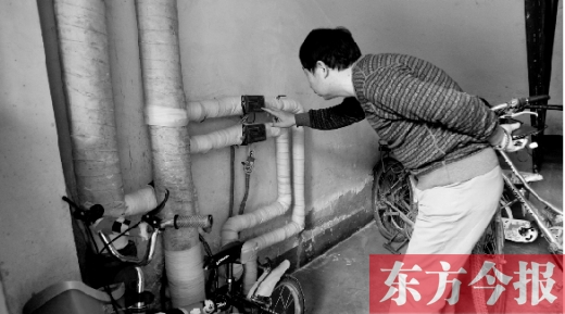 11月11日，一位市民在查看自己的熱計量表