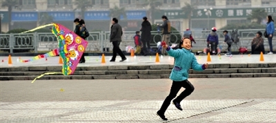 昨日,省會(huì)天氣晴好,春意盎然。上午,在綠城廣場(chǎng),一個(gè)小女孩在快樂(lè)地放風(fēng)箏。