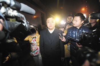 1月15日，重慶，庭審結(jié)束，張貴英的辯護(hù)律師接受媒體采訪。