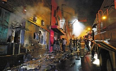 27日凌晨，巴西南里奧格蘭德州圣瑪麗亞市一家夜總會(huì)突發(fā)大火，造成至少245人死亡。圖為消防人員正在現(xiàn)場(chǎng)滅火救援。