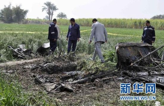 2月26日，在埃及旅游城市盧克索附近，警察和救援人員在發(fā)生熱氣球爆炸事故的現(xiàn)場查看熱氣球殘骸。