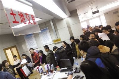 2月28日，北京市土地交易市場，各房地產(chǎn)企業(yè)代表準(zhǔn)備競拍房山、大興、朝陽的13塊土地。