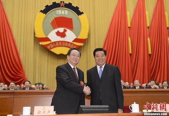 3月11日下午，全國(guó)政協(xié)十二屆一次會(huì)議在北京人民大會(huì)堂舉行第四次全體會(huì)議，俞正聲當(dāng)選政協(xié)第十二屆全國(guó)委員會(huì)主席。圖為政協(xié)第十一屆全國(guó)委員會(huì)主席賈慶林和俞正聲握手，表示祝賀。中新社發(fā) 廖攀 攝