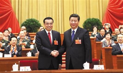 昨日，人大會(huì)議投票表決，決定李克強(qiáng)為國(guó)務(wù)院總理后，習(xí)近平和李克強(qiáng)親切握手。 新華社記者 蘭紅光 攝