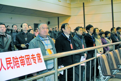 人民陪審團(tuán)成員在庭審現(xiàn)場(chǎng) 人民陪審團(tuán)成員在庭審現(xiàn)場(chǎng)