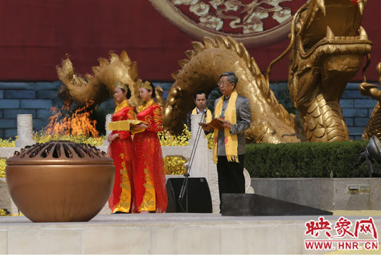 中華炎黃文化研究會(huì)會(huì)長(zhǎng)許嘉璐宣讀拜祖大典拜祭文。映象網(wǎng)記者 邵恰 攝