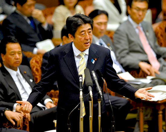 23日，安倍在參議院預(yù)算委員會(huì)發(fā)表講話。