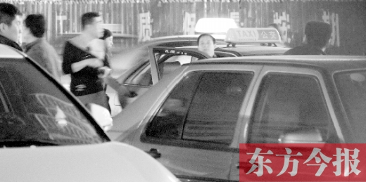 記者夜探鄭州汽車(chē)南站 出租車(chē)隨意漲價(jià)靠打架搶地盤(pán)