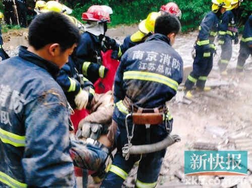 ■江蘇消防人員在現(xiàn)場搶救受傷者。CFP供圖