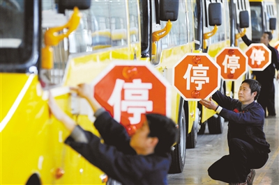 4月28日，江西上饒，江西博能上饒客車員工正在為銷往廣東客戶的訂單大鼻子校車做最后的質量安檢。圖/CFP