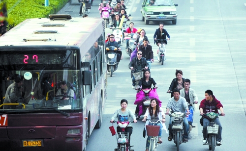 “電動車管理辦法”出臺后，市民騎電動車或許不會那么“隨意”（資料圖）　記者 趙卓/攝
