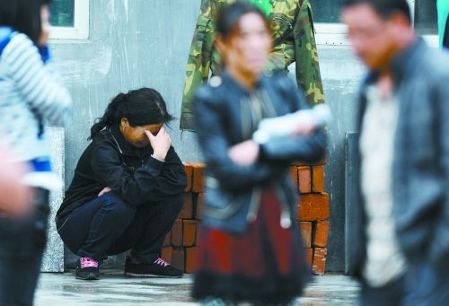 一名失蹤員工的家屬在失蹤人員信息登記處前哭泣。
