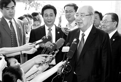 吳伯雄率國(guó)民黨大陸訪問(wèn)團(tuán)抵達(dá)北京，在下榻的麗思卡爾頓酒店接受記者采訪。中新社發(fā)