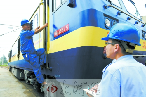　　首發(fā)車頭以內(nèi)燃機(jī)作牽引，途中車頭、車身都會(huì)換