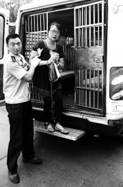 曹艷芳被帶出囚車，準(zhǔn)備到渭南市中級(jí)人民法院受審 程英晏 攝