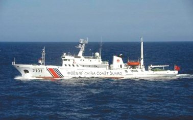 24日在釣魚島附近海域巡航的中國海警船。