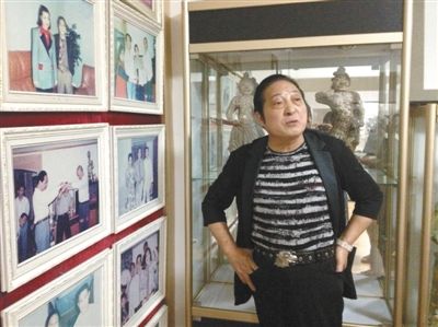 7月17日，王林向記者講述合影背后的故事。王林很樂于展示他和高官、名流的合影，但有官員曾回應(yīng)，合影不代表什么，有時候只是礙于朋友情面見他一下。新京報首席記者 張寒