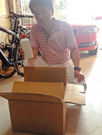 7月19日，王林的“徒弟”鄒勇向記者展示他從王林那里買到的“特供”酒。新京報首席記者 張寒