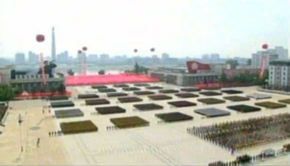 7月27日是《朝鮮停戰(zhàn)協(xié)定》簽署60周年紀(jì)念日，朝鮮在首都平壤舉行的盛大的閱兵儀式。圖為閱兵廣場(chǎng)。