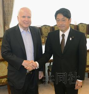21日上午，美國共和黨資深參議員麥凱恩（左）與日本防衛(wèi)相小野寺在防衛(wèi)省會談前握手。（圖片來源：日本共