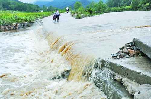 短時強降雨攜帶泥土、沙石、樹木等造成災(zāi)害