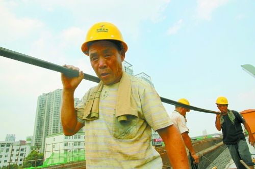農(nóng)民工工作辛苦，權益理應有保障。